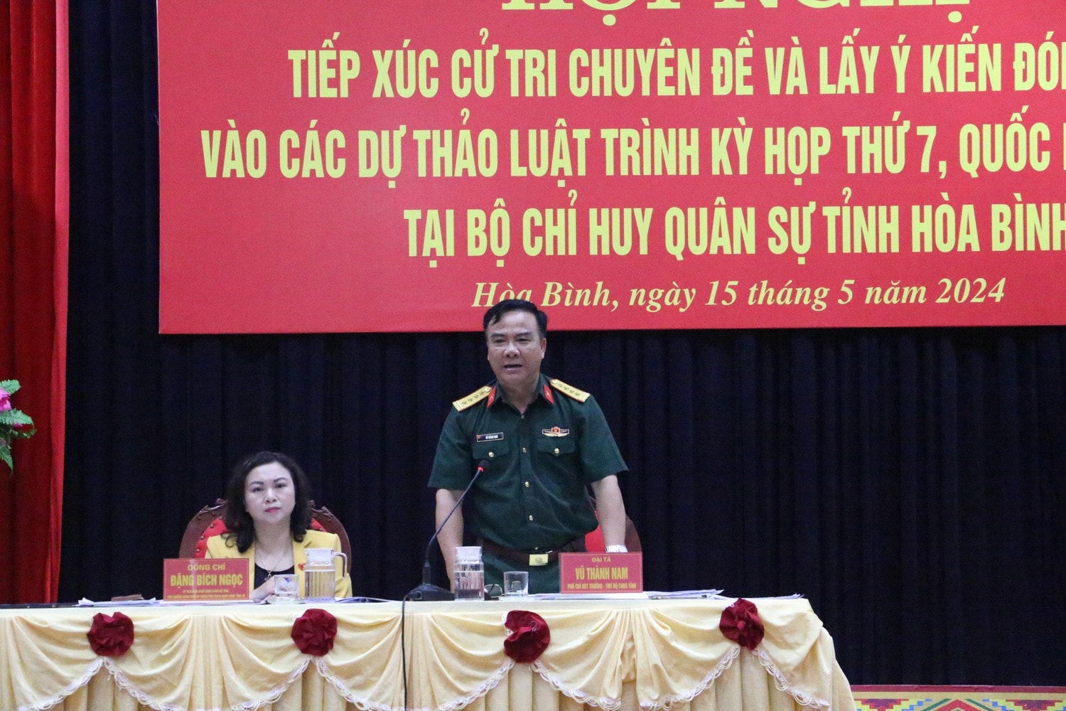 Phó Chỉ huy trưởng, Tham mưu trưởng Bộ Chỉ huy Quân sự tỉnh, Đại tá Vũ Thành Nam phát biểu tại hội nghị. Ảnh: Lê Huệ ĐOÀN ĐBQH TỈNH HÒA BÌNH LẤY Ý KIẾN GÓP Ý CÁC DỰ ÁN LUẬT TRÌNH TẠI KỲ HỌP THỨ BẢY: Cần điều chỉnh thời hạn huy động lực lượng phòng không Nhân dân -0