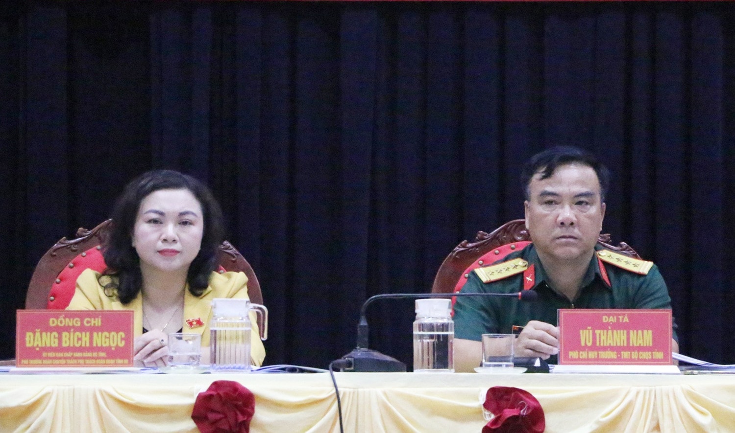 Các đại biểu chủ trì hội nghị. Ảnh: Lê Huệ ĐOÀN ĐBQH TỈNH HÒA BÌNH LẤY Ý KIẾN GÓP Ý CÁC DỰ ÁN LUẬT TRÌNH TẠI KỲ HỌP THỨ BẢY: Cần điều chỉnh thời hạn huy động lực lượng phòng không Nhân dân -0