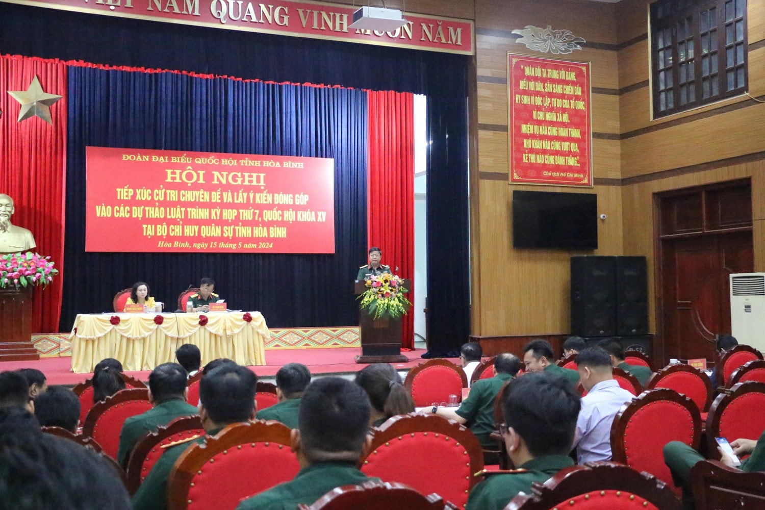 Lực lượng chiến sỹ quân đội tham gia góp ý tại hội nghị. Ảnh: Lê Huệ ĐOÀN ĐBQH TỈNH HÒA BÌNH LẤY Ý KIẾN GÓP Ý CÁC DỰ ÁN LUẬT TRÌNH TẠI KỲ HỌP THỨ BẢY: Cần điều chỉnh thời hạn huy động lực lượng phòng không Nhân dân -0