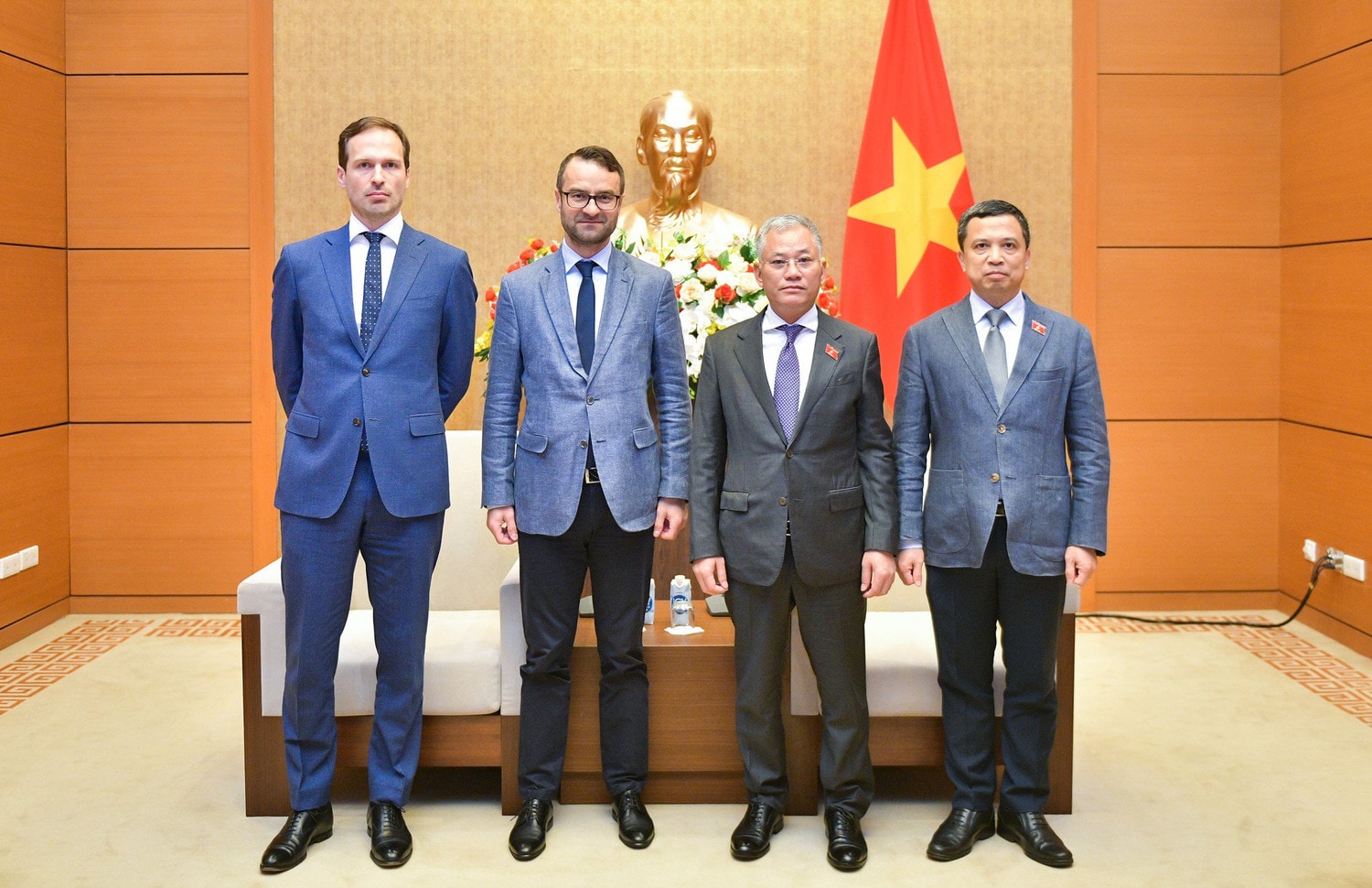 Các đại biểu chụp ảnh lưu niệm 