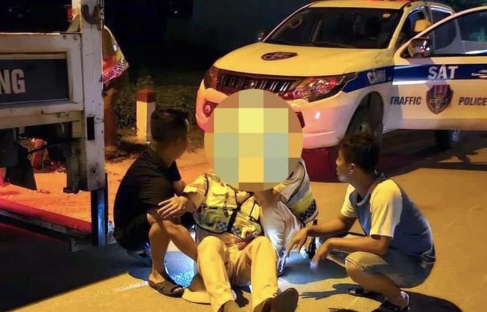Nam thanh niên liều lĩnh thông chốt kiểm tra đâm gãy chân cán bộ CSGT -0