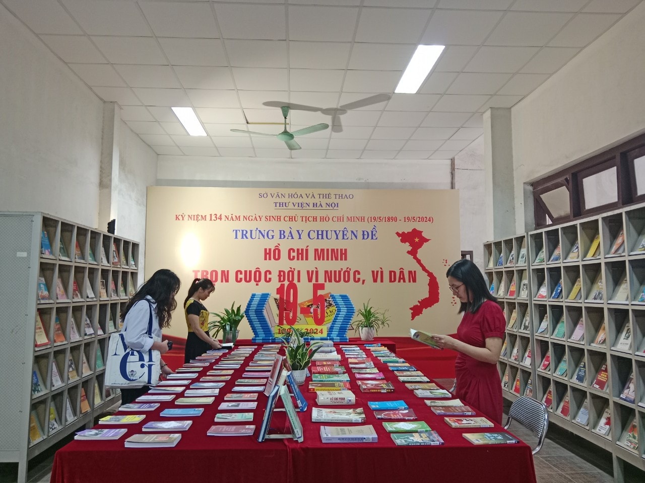Trưng bày sách, báo chuyên đề  “Hồ Chí Minh - Trọn cuộc đời vì nước, vì dân” -0