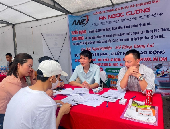 Tư vấn, giới thiệu việc làm cho người lao động tại Trung tâm Dịch vụ việc làm Hà Nội. (ITN)
