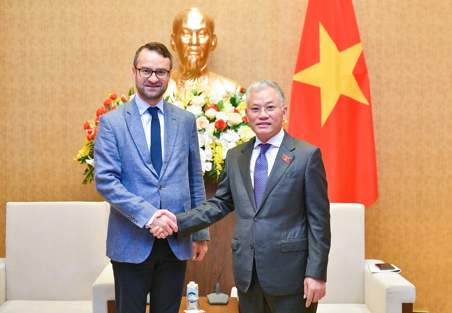 Phó Chủ nhiệm Ủy ban Đối ngoại Đôn Tuấn Phong bắt tay Phó Chủ tịch Nhóm DASE của EP Tomasz Poręba