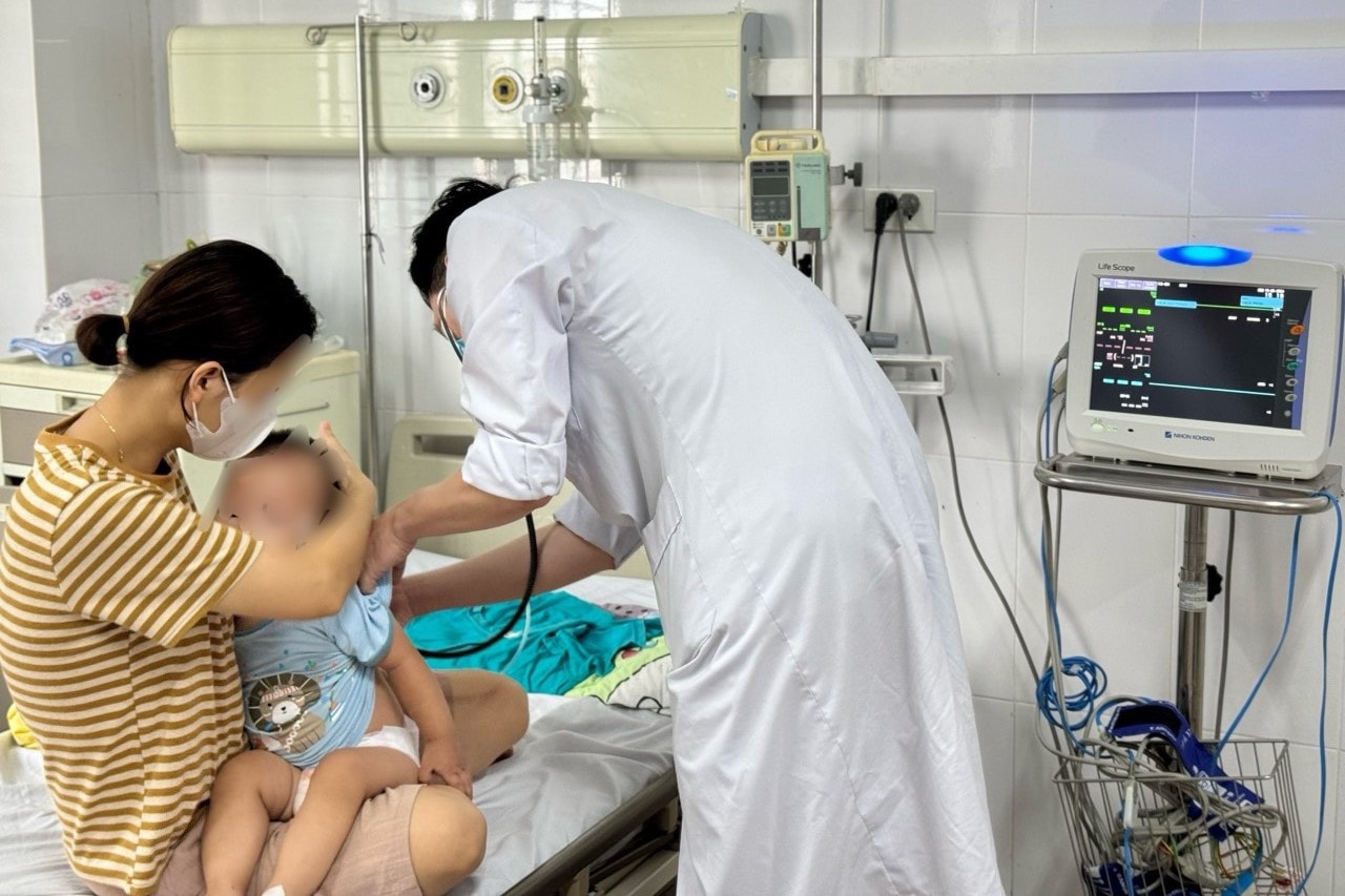 Hai người trẻ tuổi nguy kịch, phổi trắng xóa do biến chứng cúm B -0