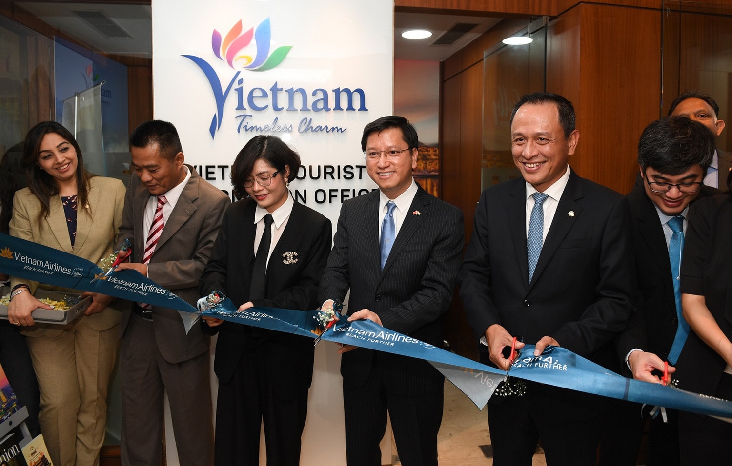 Đại sứ Việt Nam tại Ấn Độ Nguyễn Thanh Hải, Tổng Giám đốc Vietnam Airlines Lê Hồng Hà và đại diện các đối tác cắt băng khai trương Trung tâm thông tin du lịch Việt Nam tại Ấn Độ. Ảnh: BN Tăng khai thác đến Ấn Độ, Vietnam Airlines thúc đẩy khách du lịch đến Việt Nam -0