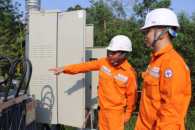 Công nhân Điện lực Lạc Sơn, PC Hòa Bình kiểm tra TBA. Ảnh: NPC EVNNPC vẫn duy trì bảo đảm cung cấp điện trong tháng 4 -0