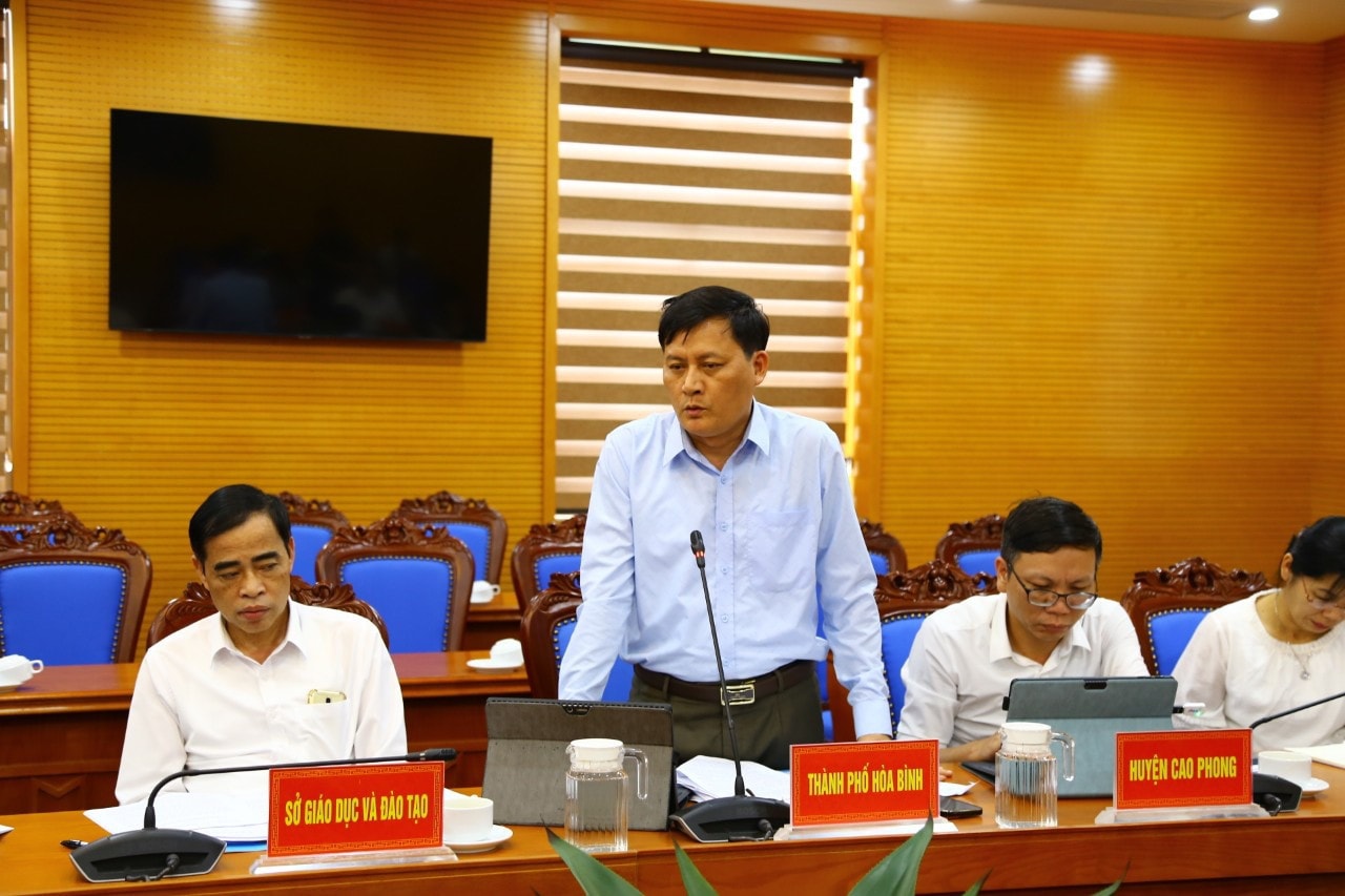 Đại biểu phát biểu ý kiến. Ảnh: T. Tâm Đoàn ĐBQH tỉnh Hòa Bình lấy ý kiến tham gia vào 3 dự thảo Luật trình tại Kỳ họp thứ Bảy -0