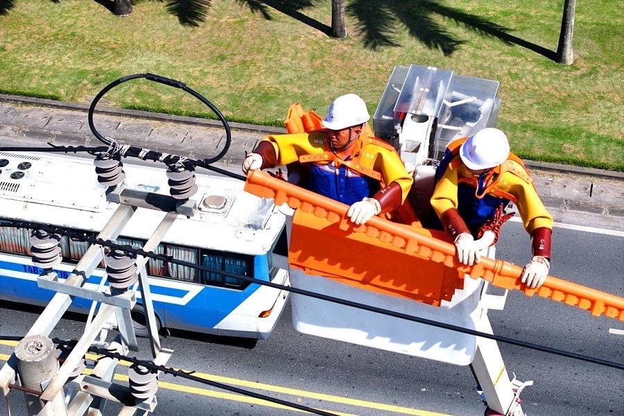 Công nhân PC Quảng Ninh sửa chữa, đấu nối hotline theo yêu cầu của khách hàng. Ảnh: NPC EVNNPC vẫn duy trì bảo đảm cung cấp điện trong tháng 4 -0