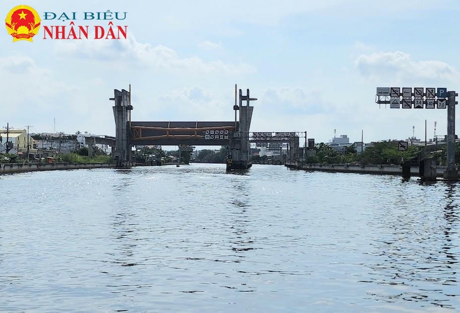 TP. Hồ Chí Minh: Nhiều khu dân cư gần dự án ngăn triều 10.000 tỷ vẫn phải đắp đê chống ngập