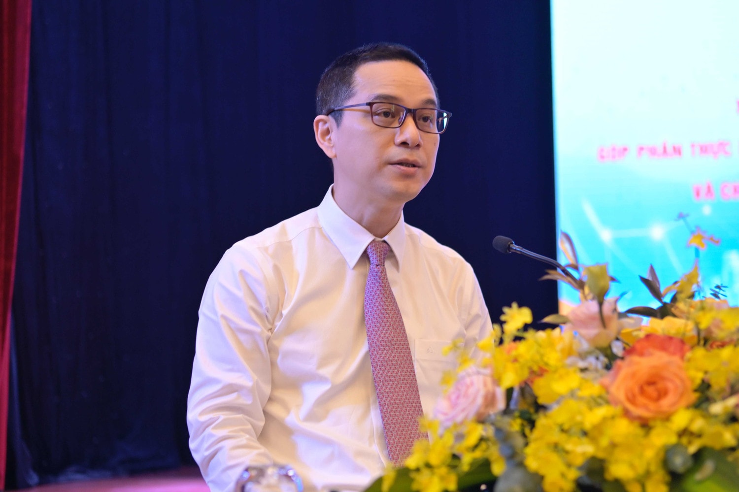 Phó Chủ tịch Viện Hàn lâm Khoa học xã hội Việt Nam PGS.TS Tạ Minh Tuấn phát biểu tại hội thảo Thanh niên Việt Nam thời kỳ mới: Hình mẫu mang nhiều giá trị -0