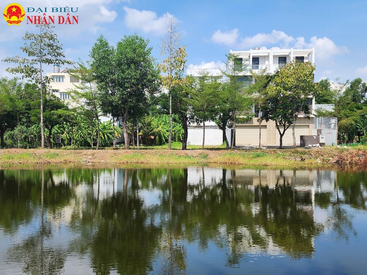 TP. Hồ Chí Minh: Nhiều khu dân cư gần dự án ngăn triều 10.000 tỷ vẫn phải đắp đê chống ngập