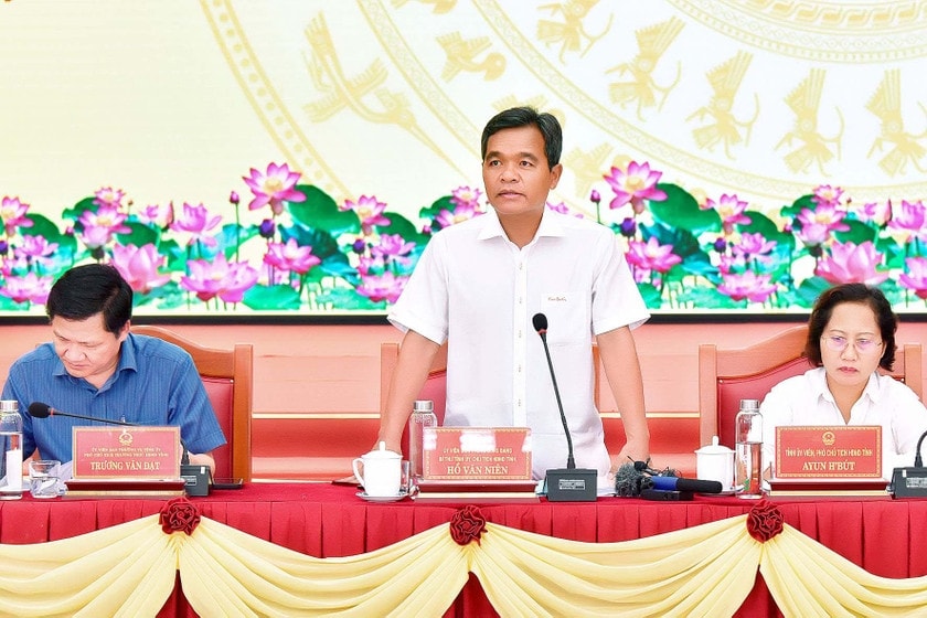 Ủy viên Trung ương Đảng, Bí thư Tỉnh ủy, Chủ tịch HĐND tỉnh Hồ Văn Niên phát biểu tại hội nghị. Ảnh: Đ.T