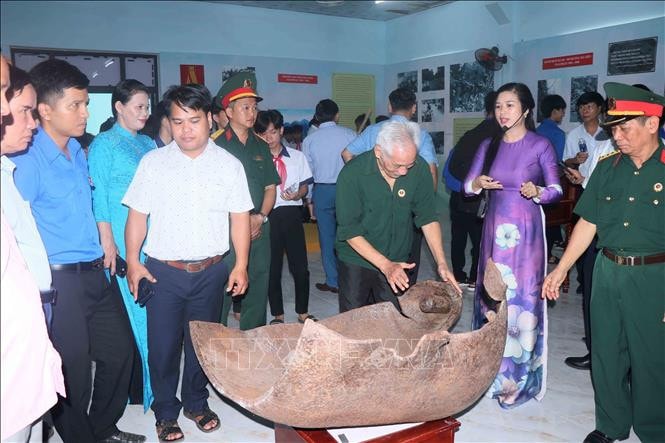 Trưng bày hình ảnh, hiện vật “Huyền thoại Trường Sơn” -0