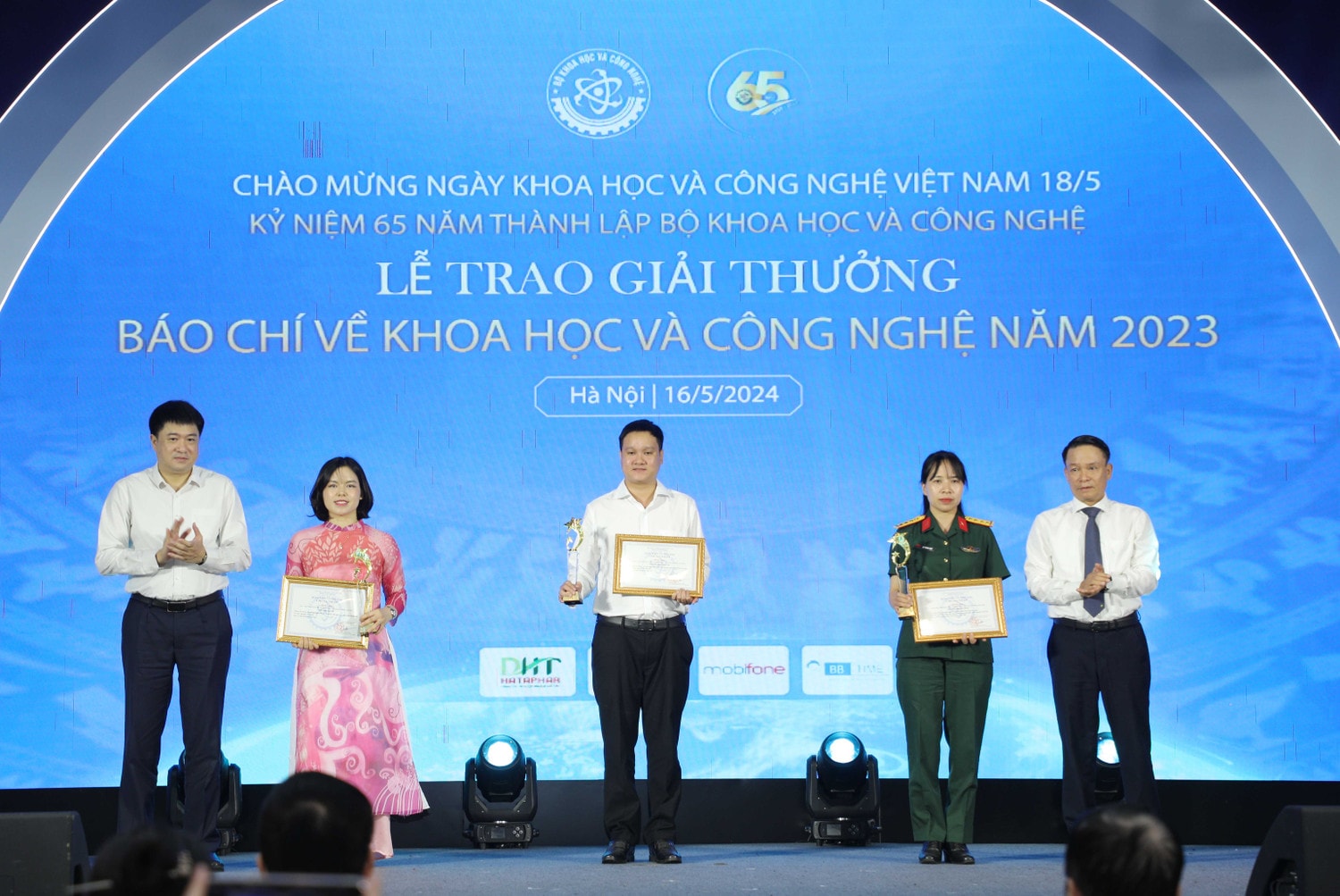 Ban Tổ chức trao giải Ba cho các tác giả và nhóm tác giả Trao giải báo chí viết về Khoa học và Công nghệ -0