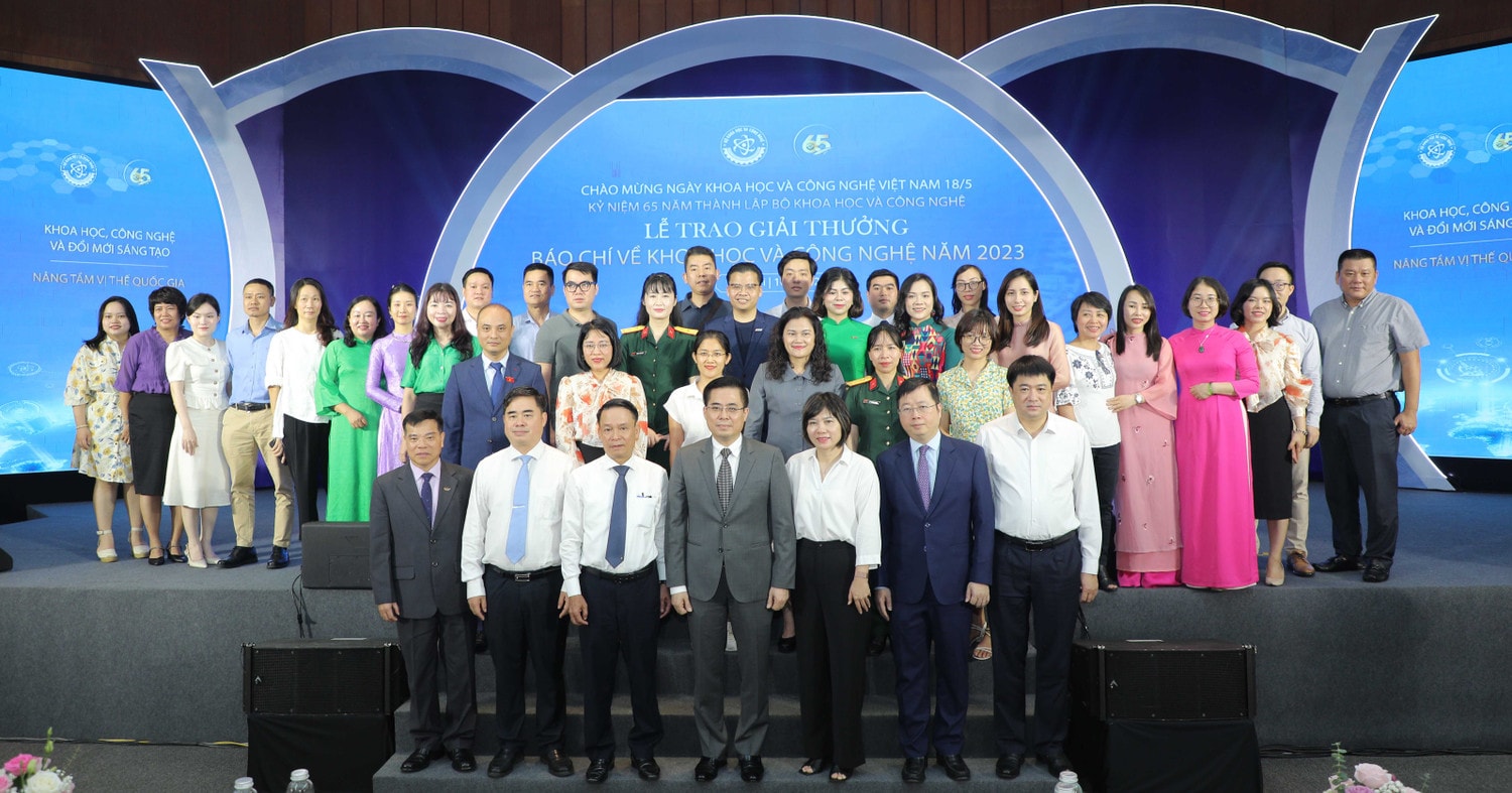 Các đại biểu chụp hình lưu niệm cùng các tác giả đoạt giải Trao giải báo chí viết về Khoa học và Công nghệ -0