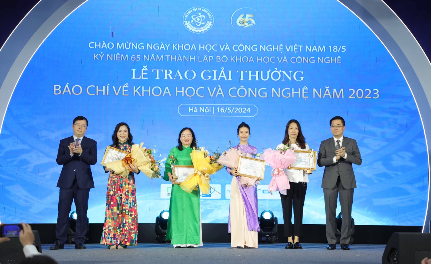 Ban Tổ chức trao giải Nhất cho các tác giả và nhóm tác giả Trao giải báo chí viết về Khoa học và Công nghệ -0