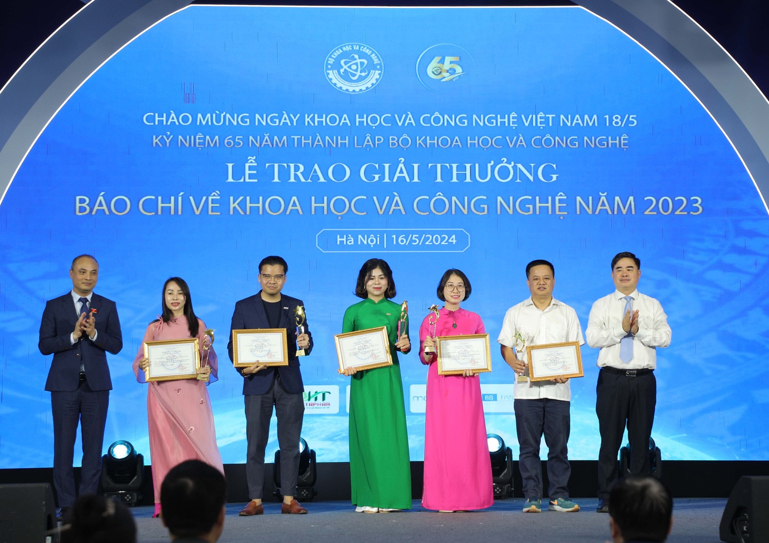 Ban tổ chức trao giải Nhì cho các tác giả và nhóm tác giả Trao giải báo chí viết về Khoa học và Công nghệ -0