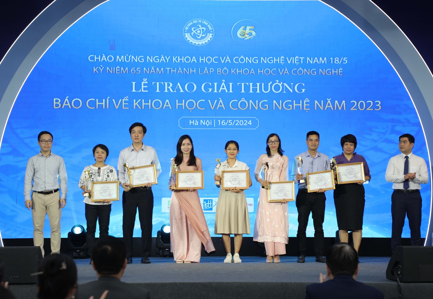 Ban tổ chức trao giải Khuyến khích cho các tác giả và nhóm tác giả Trao giải báo chí viết về Khoa học và Công nghệ -0