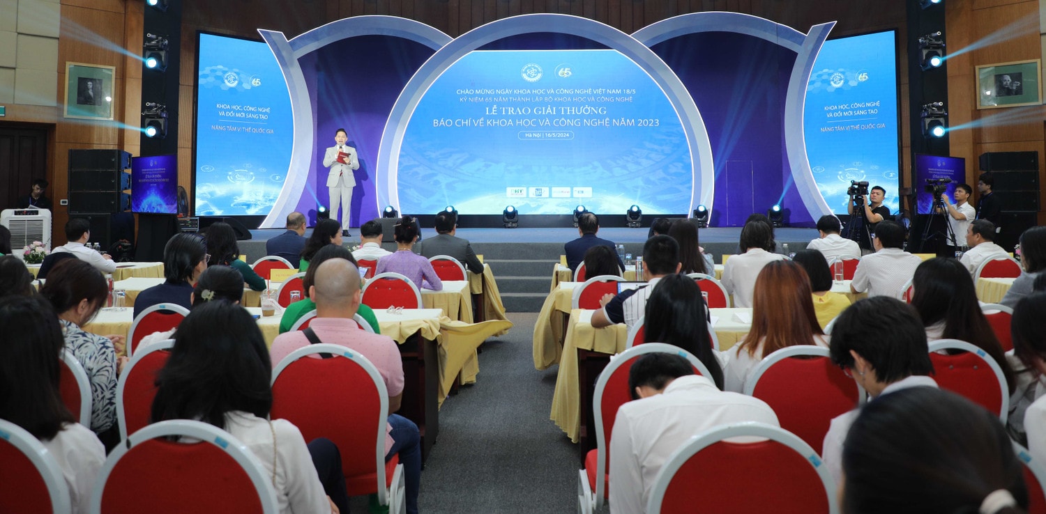 Quang cảnh lễ trao giải Trao giải báo chí viết về Khoa học và Công nghệ -0