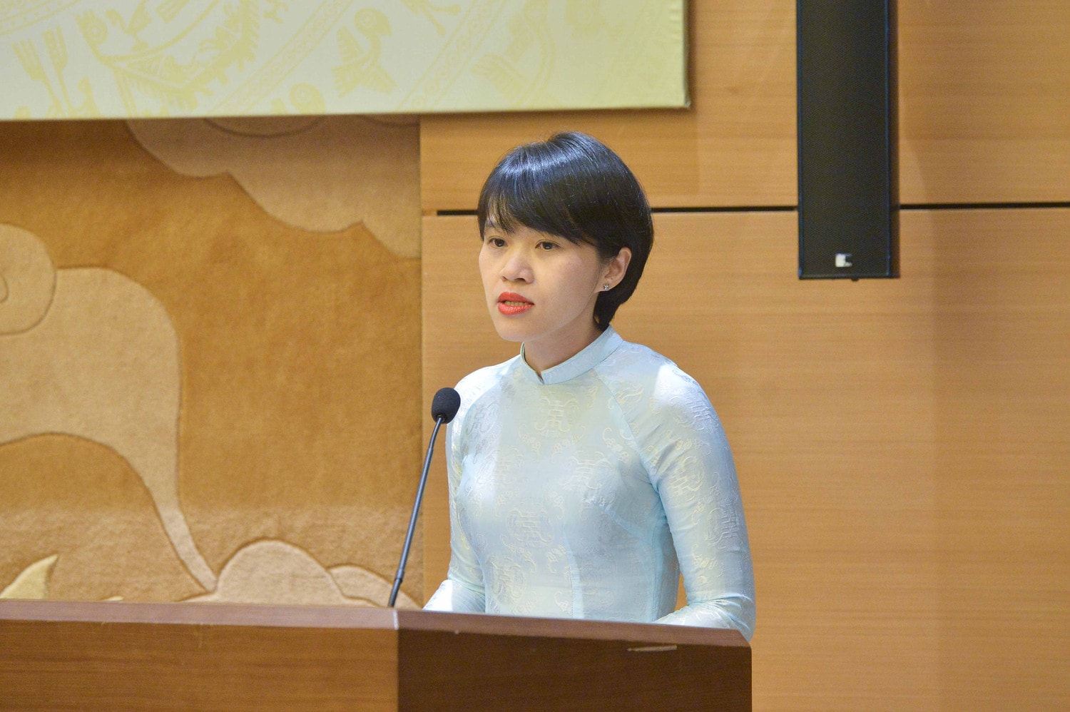 Phó Vụ trưởng Vụ Kinh tế Dương Thùy Dung phát biểu