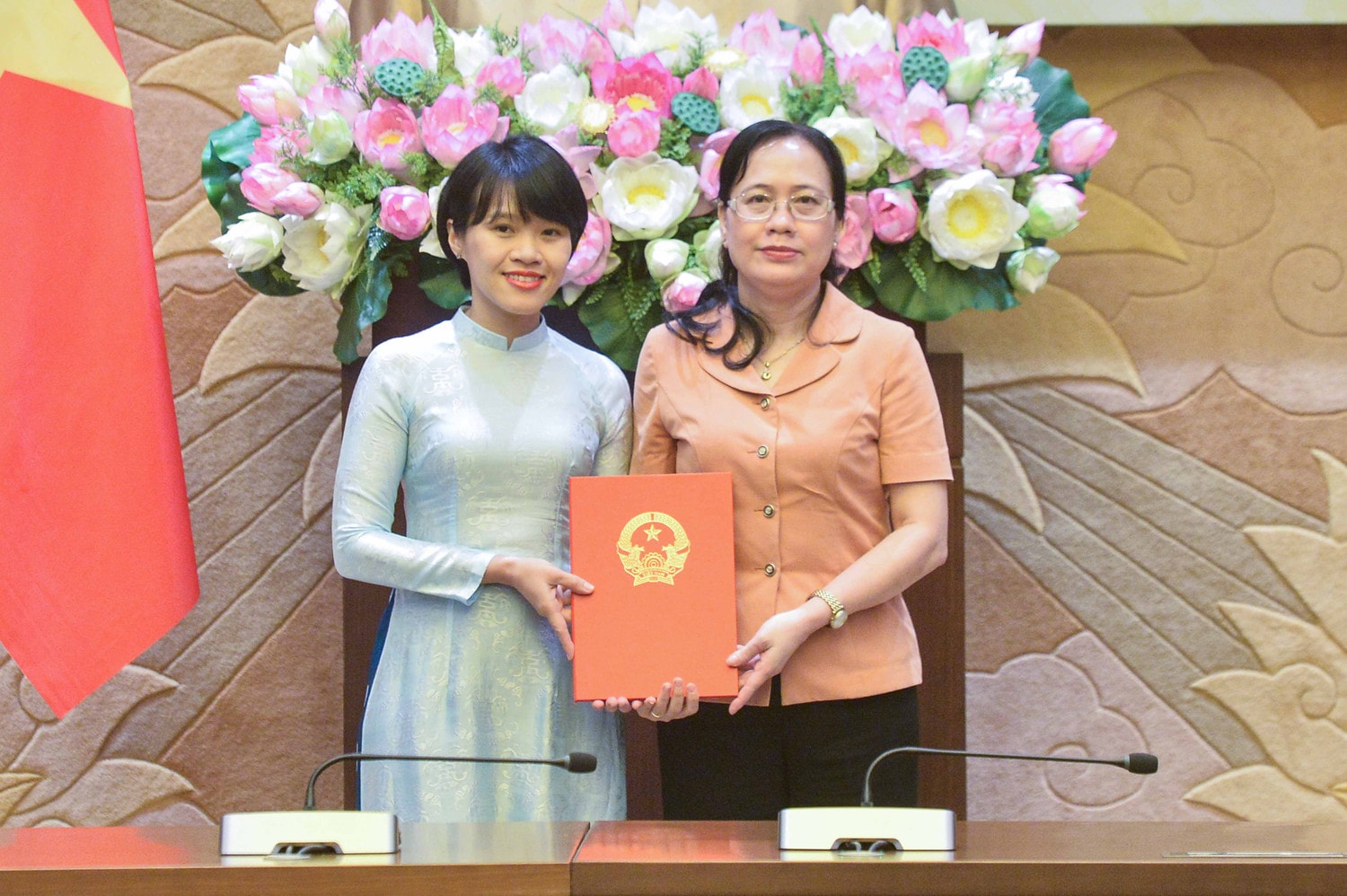 Phó Chủ nhiệm Văn phòng Quốc hội Nguyễn Thị Thúy Ngần trao Quyết định bổ nhiệm