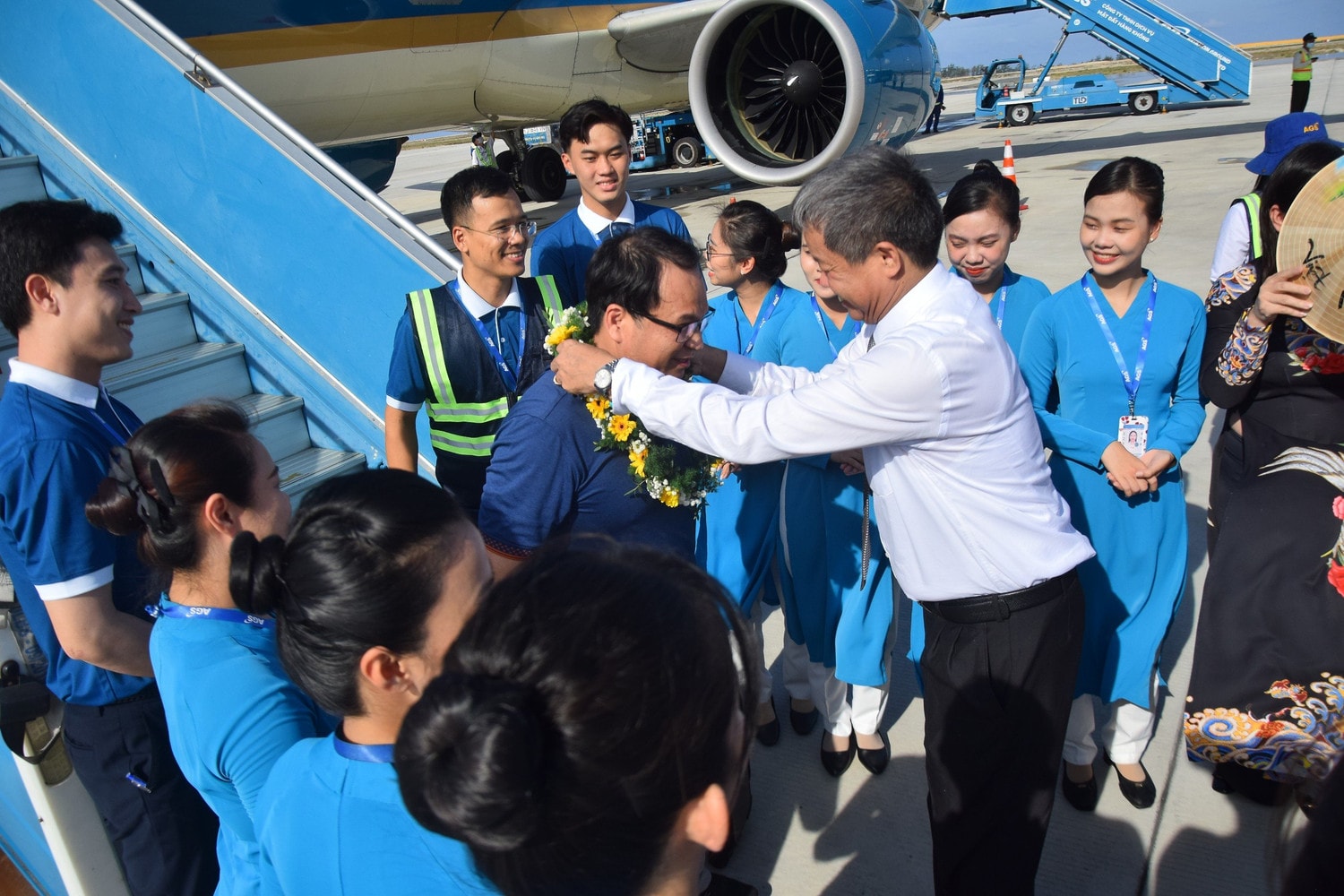 Chào đón các hành khách trên chuyến bay đặc biệt. Ảnh: VNA Chào đón chuyến bay thương mại thứ 300.000 đến Cảng hàng không quốc tế Cam Ranh -0