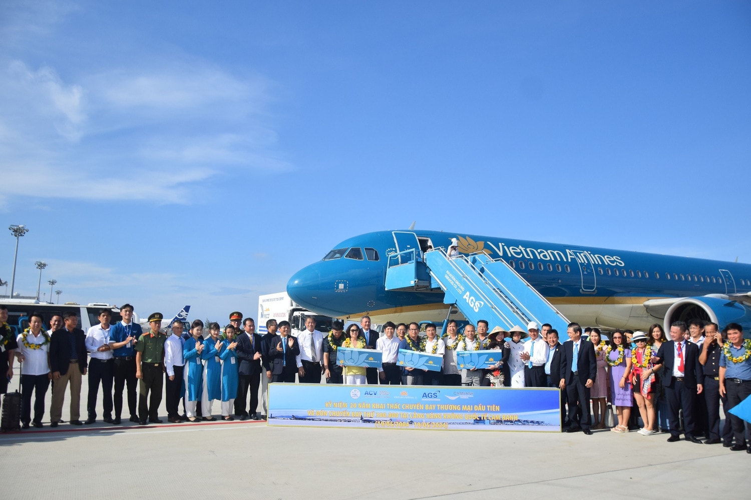 Kỷ niệm 20 năm khai thác chuyến bay thương mại đầu tiên đến sân bay Cam Ranh. Ảnh: VNA Chào đón chuyến bay thương mại thứ 300.000 đến Cảng hàng không quốc tế Cam Ranh -0