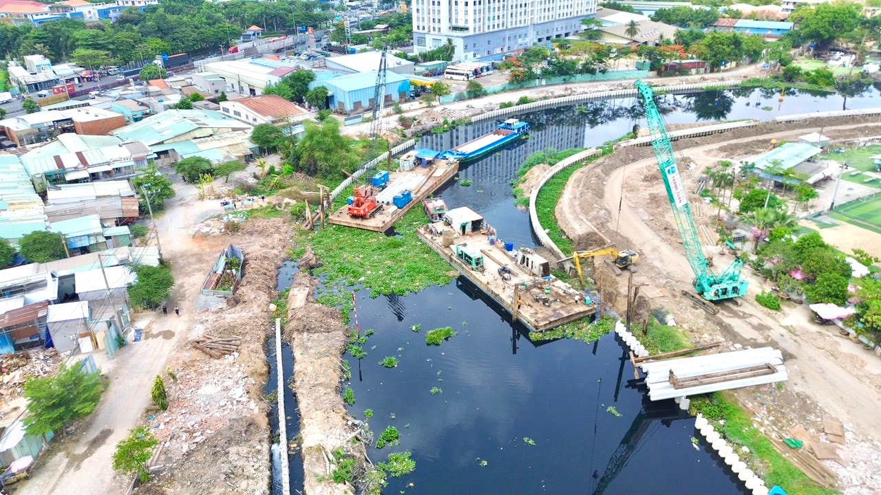 Nhà thầu đang triển khai thi công hạng mục kè bảo vệ bờ tại gói thầu XL09