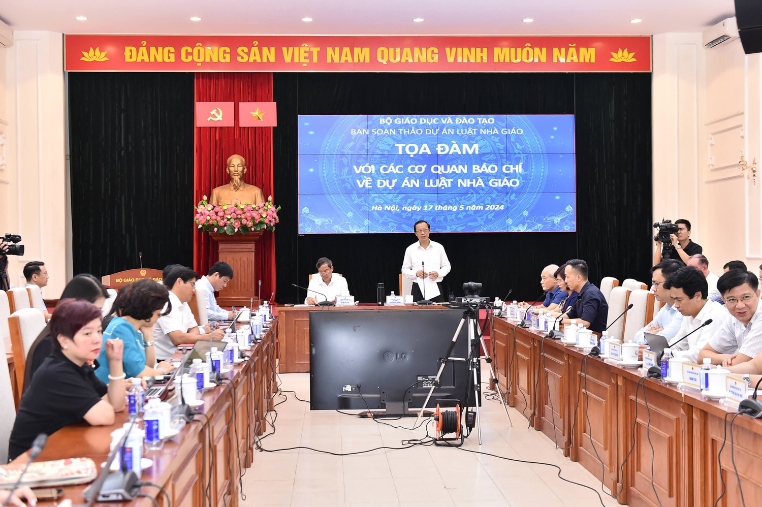 Thứ trưởng Bộ GD-ĐT: Xây dựng Luật Nhà giáo sẽ rất khó khăn -0