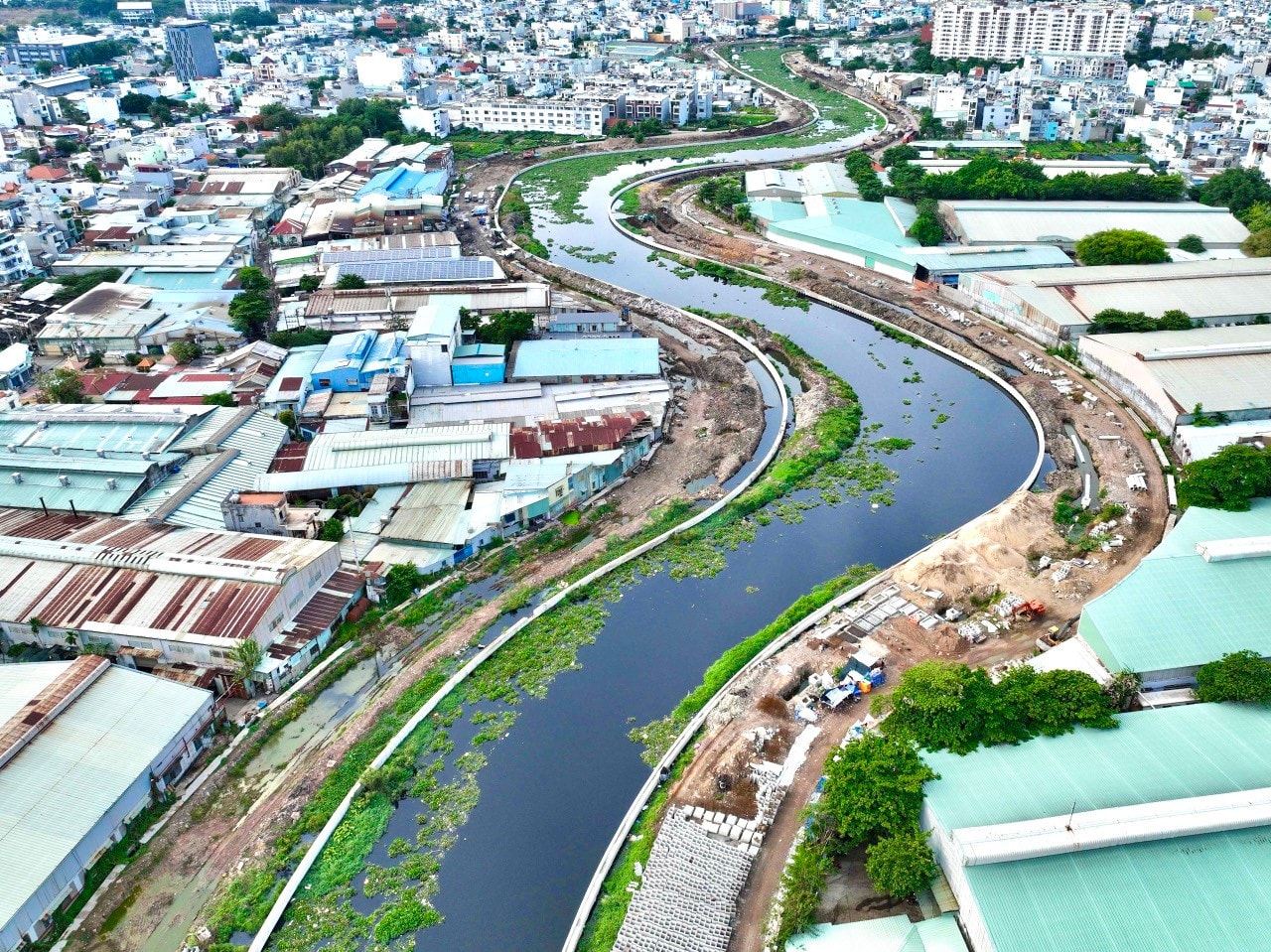 Hạng mục kè bảo vệ tại gói thầu XL07 được hoàn thành 100% khối lượng thi công, hiện đang thực hiện lắp công thoát nước, hào kỹ thuật