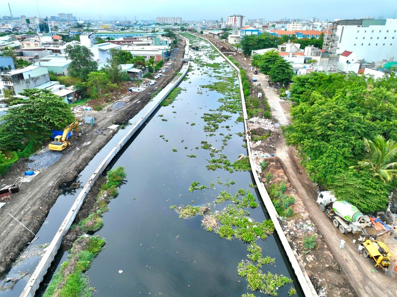Đến tháng 5.2024 hạng mục xây dựng kè bờ kênh Tham Lương - Bến Cát - rạch Nước Lên đạt gần 58%