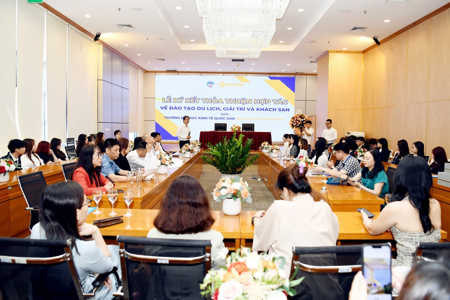 Trường Đại học Kinh tế Quốc dân ký kết thỏa thuận hợp tác với Tập đoàn Sun Group ảnh 6 Trường Đại học Kinh tế Quốc dân ký kết thỏa thuận hợp tác với Tập đoàn Sun Group -0
