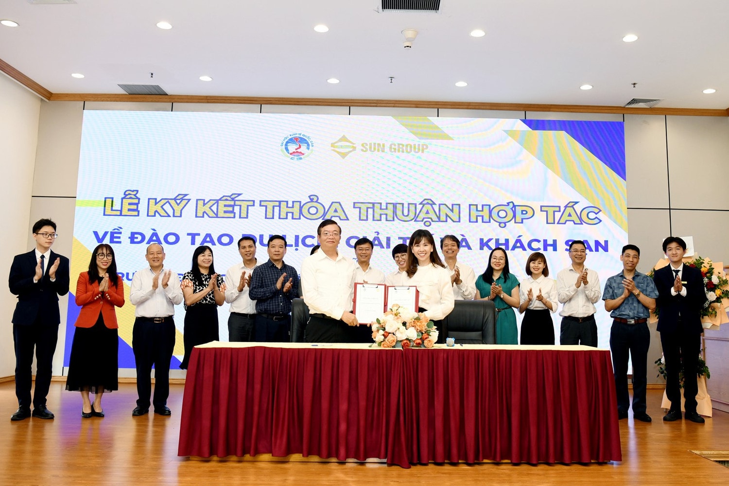Trường Đại học Kinh tế Quốc dân ký kết thỏa thuận hợp tác với Tập đoàn Sun Group (Ảnh: Tuấn Anh) Trường Đại học Kinh tế Quốc dân ký kết thỏa thuận hợp tác với Tập đoàn Sun Group -1