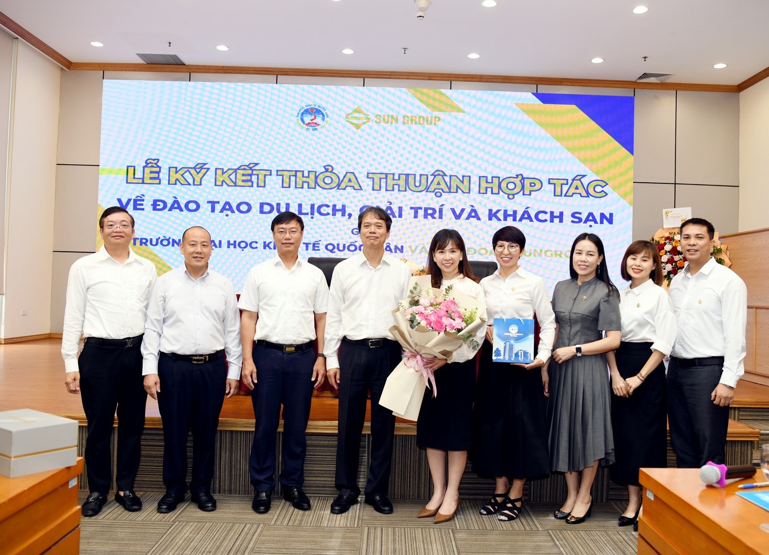 Trường Đại học Kinh tế Quốc dân ký kết thỏa thuận hợp tác với Tập đoàn Sun Group ảnh 8 Trường Đại học Kinh tế Quốc dân ký kết thỏa thuận hợp tác với Tập đoàn Sun Group -0