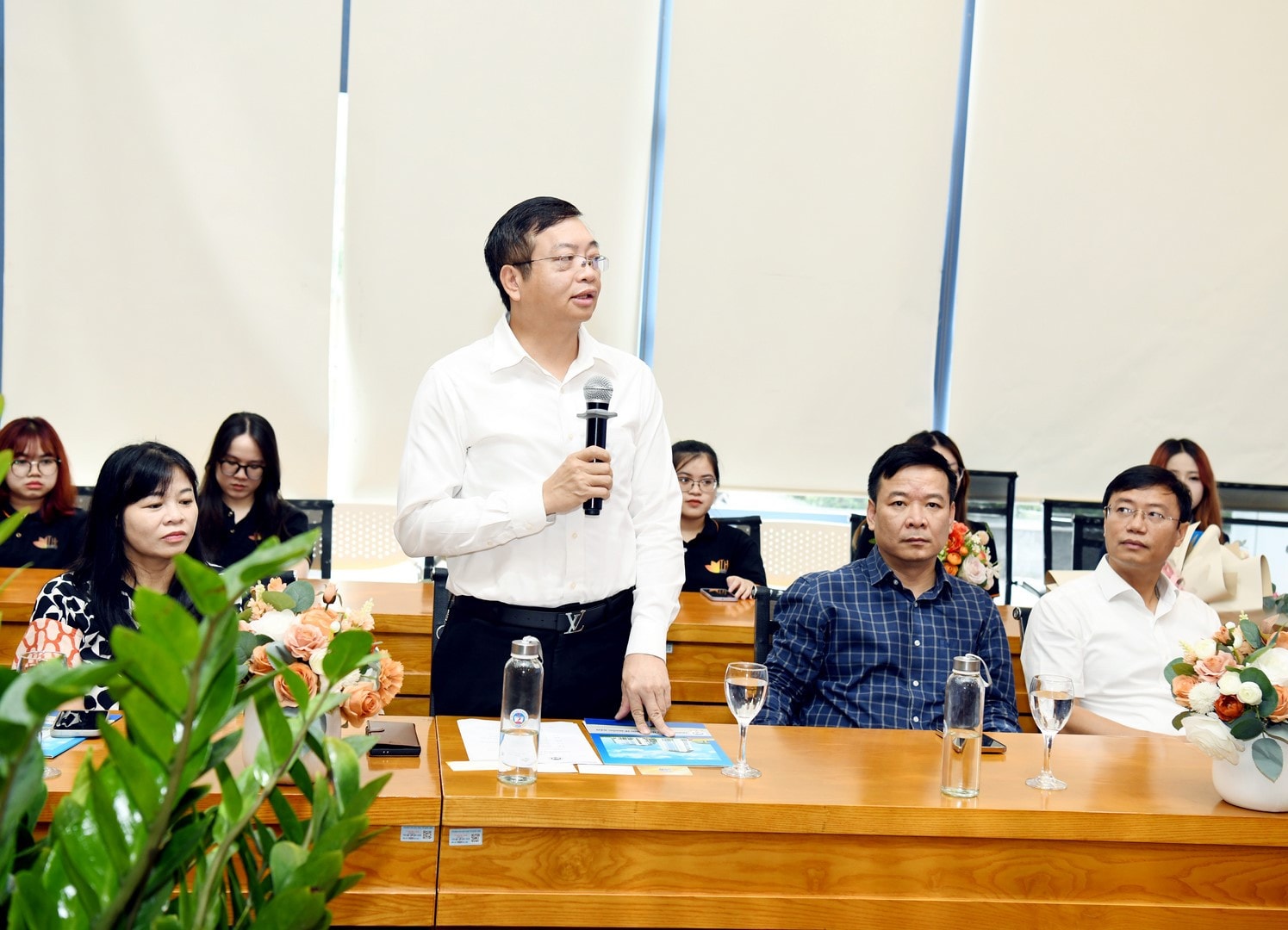 PGS.TS Tạ Văn Lợi, Hiệu trưởng Trường Kinh doanh, Trường Đại học Kinh tế Quốc dân giới thiệu về ngành/chương trình đào tạo (Ảnh: Tuấn Anh) Trường Đại học Kinh tế Quốc dân ký kết thỏa thuận hợp tác với Tập đoàn Sun Group -0