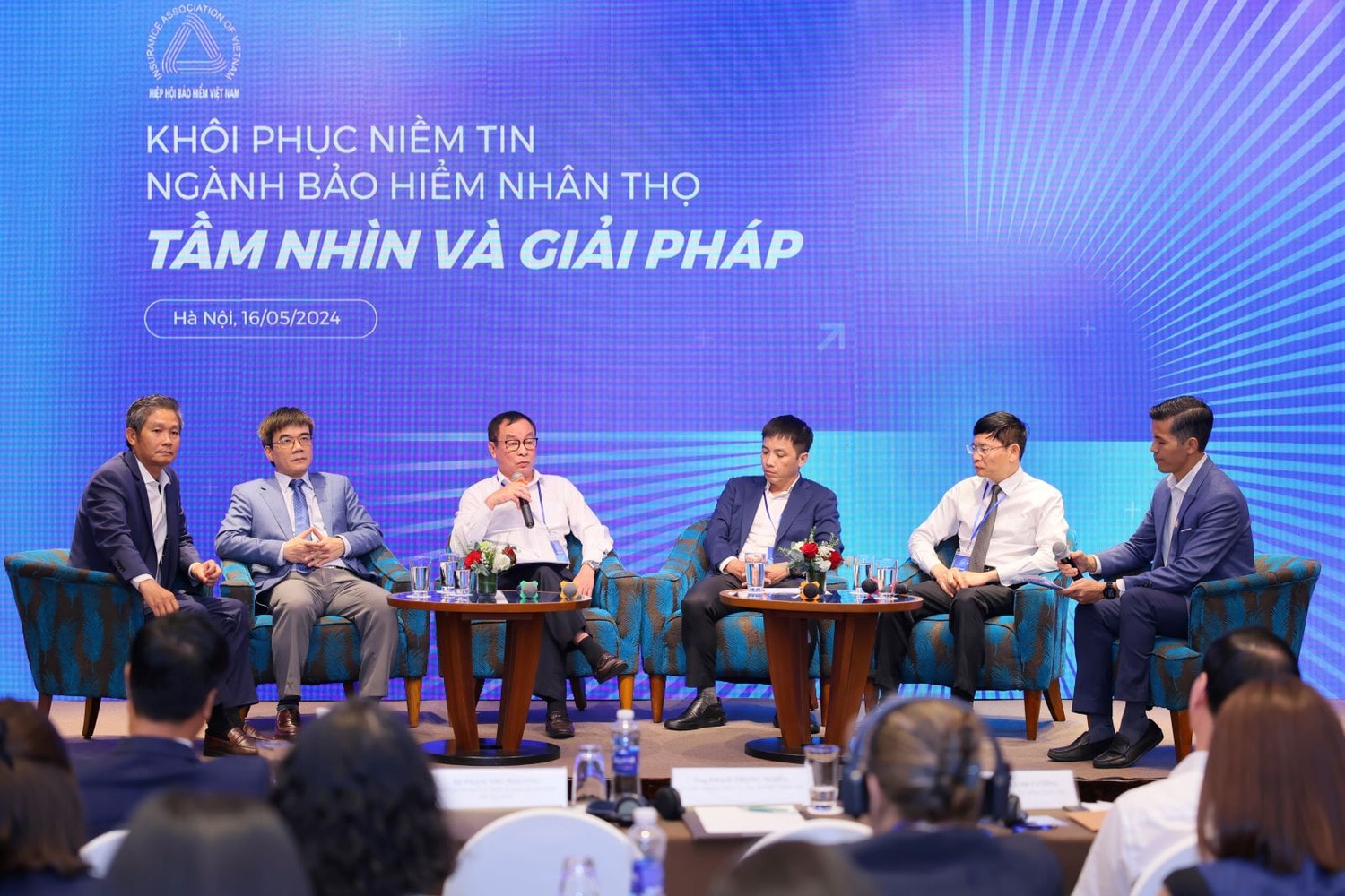 Các đại biểu tham luận tại hội thảo Giải pháp khôi phục niềm tin thị trường bảo hiểm nhân thọ -0