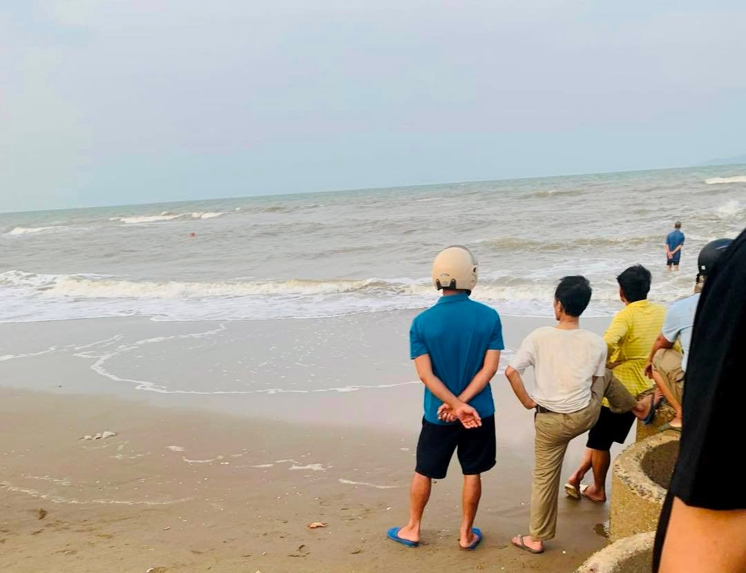 Tìm kiếm 2 nữ sinh bị sóng biển cuốn mất tích -0