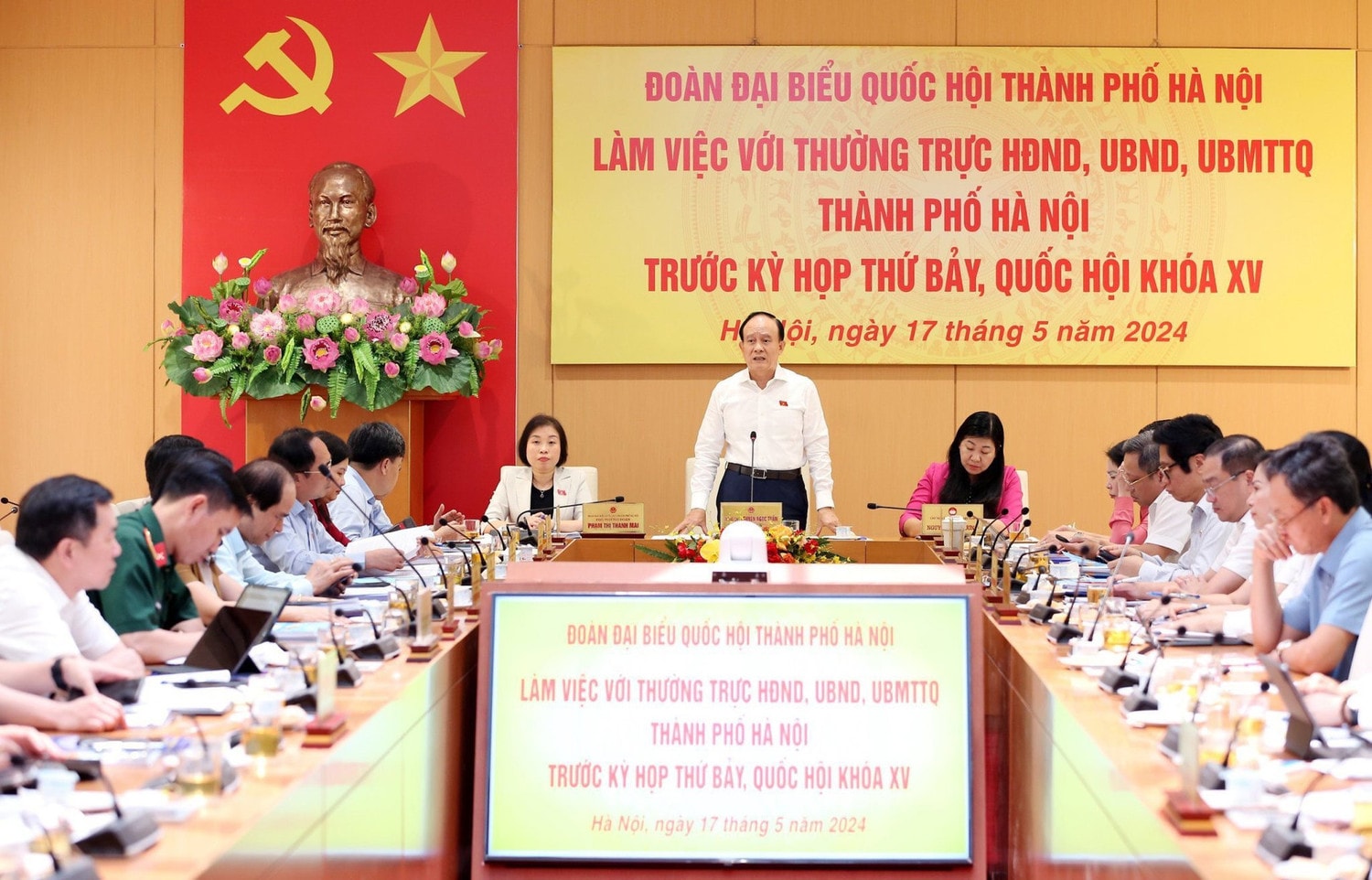 Phó Bí thư Thành ủy, Chủ tịch HĐND thành phố, Phó Trưởng Đoàn ĐBQH thành phố Hà Nội Nguyễn Ngọc Tuấn phát biểu kết luận hội nghi. Ảnh: P. Long