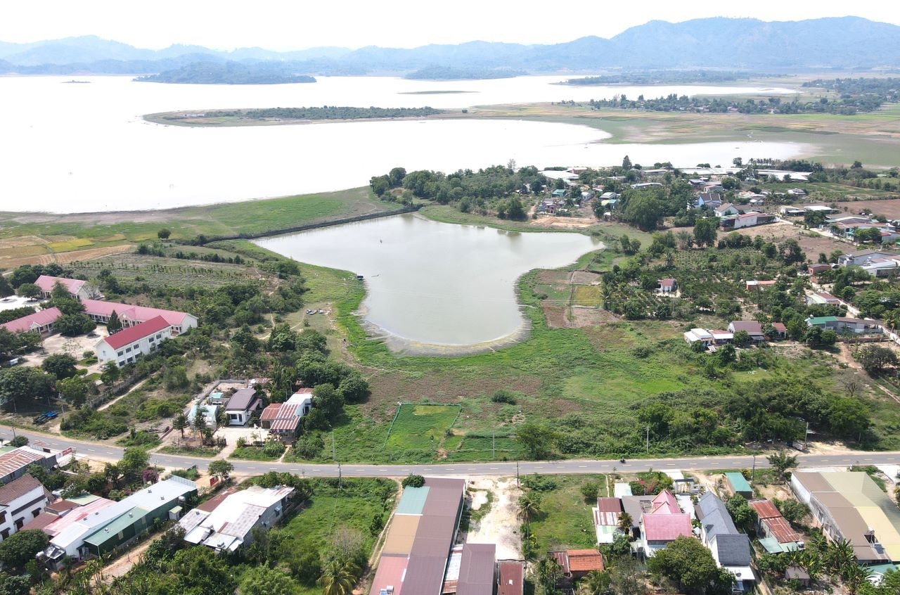 Danh thắng hồ Lắk đang bị xâm hại 