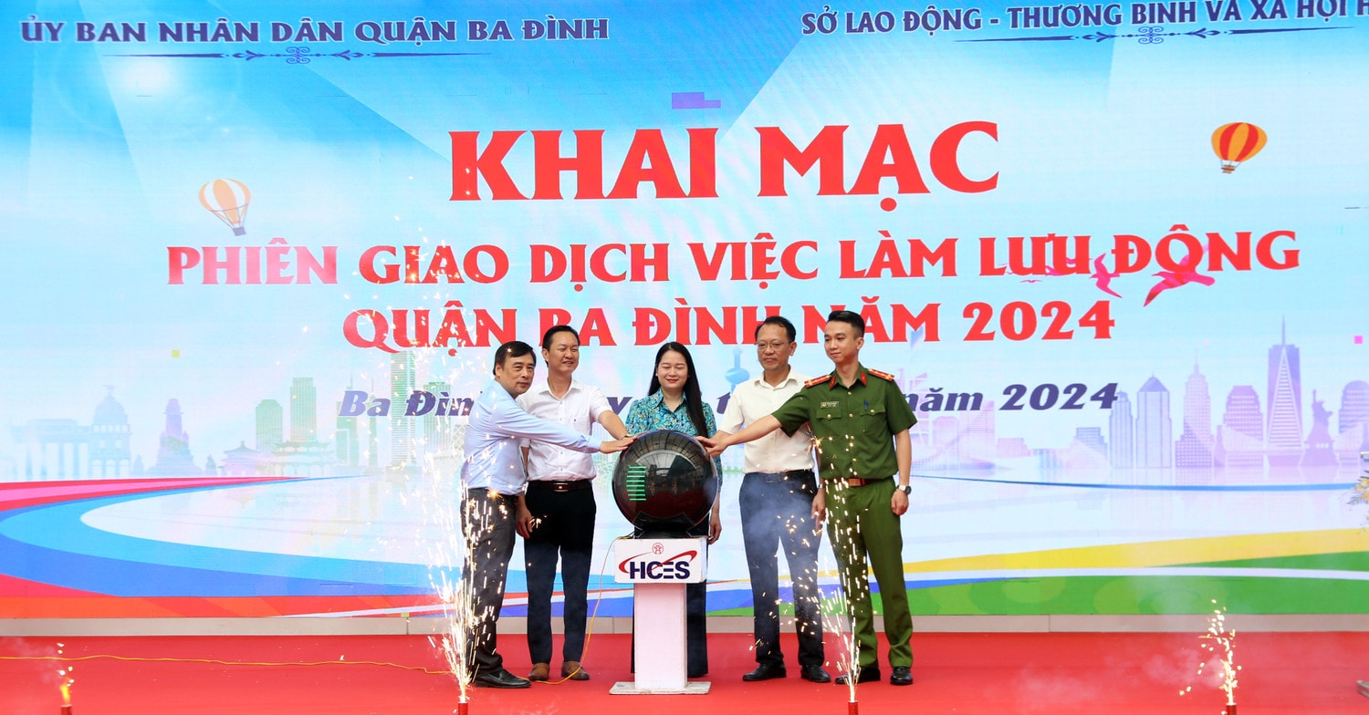 Khai mạc phiên giao dịch việc làm. Ảnh: Thanh Bình