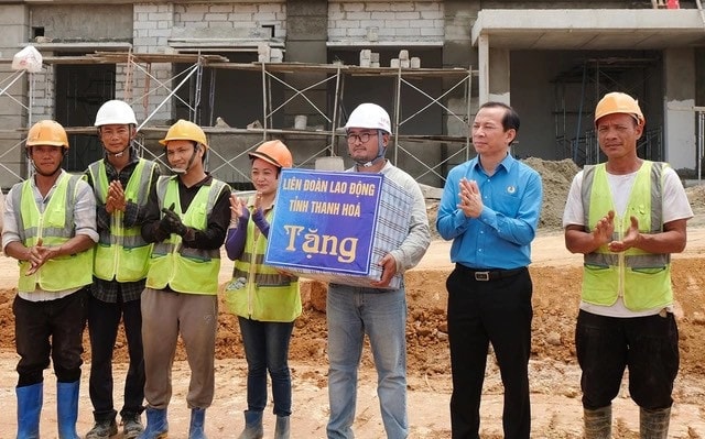 Liên đoàn Lao động tỉnh Thanh Hóa trao tặng quà hỗ trợ cho công nhân tại công trường thi công đường dây 500kV, mạch 3 trên địa bàn. Ảnh: Đ.Biểu Dự thảo Luật Công đoàn (sửa đổi): Cần quy định rõ về quyền chủ động thực hiện giám sát của công đoàn -0