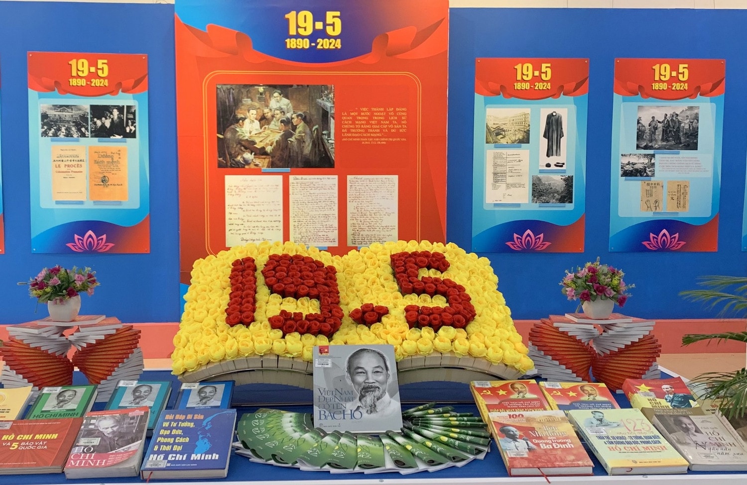 Triển lãm “Hồ Chí Minh đẹp nhất tên Người” -0