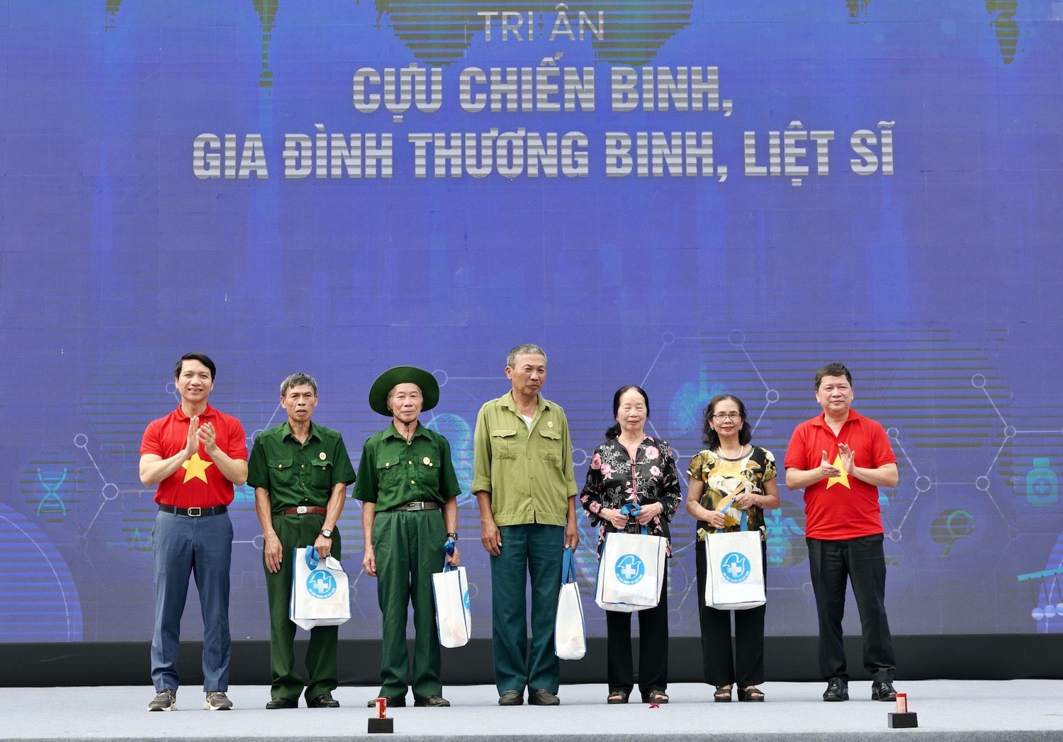 Phó Chủ nhiệm Ủy ban Văn hóa, Giáo dục Tạ Văn Hạ và Bí thư Thường trực Trung ương Đoàn, Chủ tịch Trung ương Hội LHTN Việt Nam Nguyễn Ngọc Lương trao phần quà tặng các cựu chiến binh tại buổi lễ Ra quân Hành trình Thầy thuốc trẻ làm theo lời Bác, tình nguyện vì cộng đồng 2024 -0