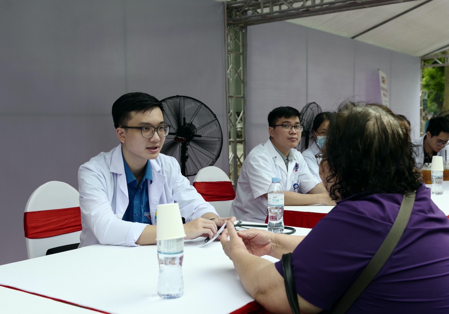 Các thầy thuốc trẻ tham gia khám, tư vấn chăm sóc sức khỏe trong lễ ra quân Ra quân Hành trình Thầy thuốc trẻ làm theo lời Bác, tình nguyện vì cộng đồng 2024 -0
