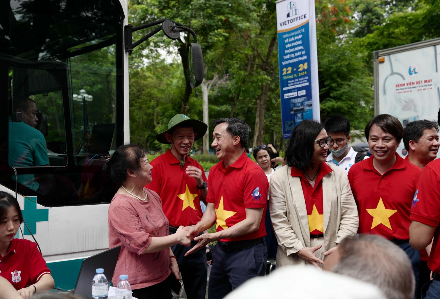 Đại biểu ân cần thăm hỏi người dân tại lễ ra quân Ra quân Hành trình Thầy thuốc trẻ làm theo lời Bác, tình nguyện vì cộng đồng 2024 -0