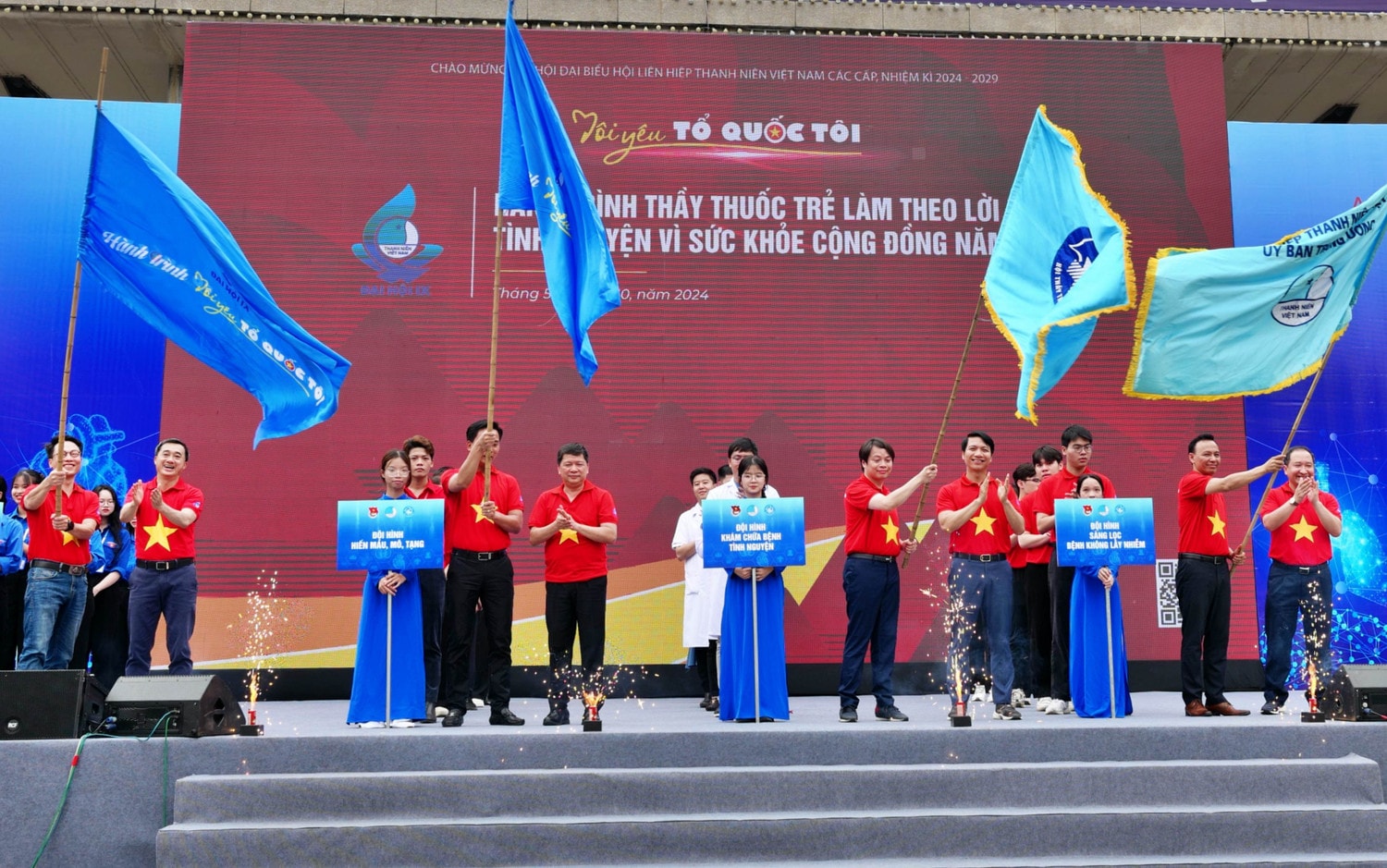 Nghi thức trao cờ hành trình cho 4 đội hình: khám tình nguyện, chuyển đổi số, sàng lọc bệnh không lây nhiễm và hiến máu, hiến tạng tình nguyện Ra quân Hành trình Thầy thuốc trẻ làm theo lời Bác, tình nguyện vì cộng đồng 2024 -0