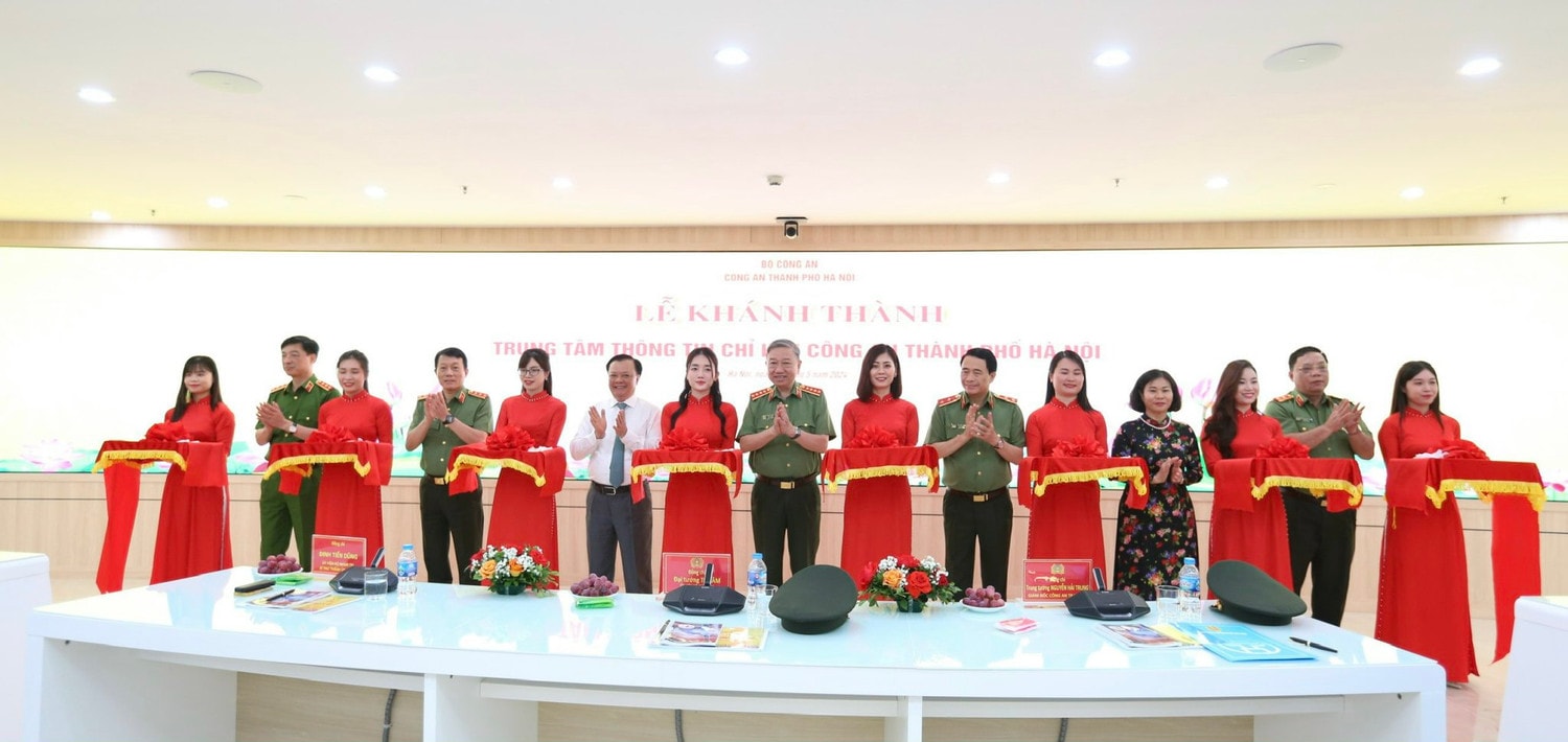 Các đồng chí lãnh đạo cắt băng khánh thành Trung tâm thông tin chỉ huy Công an thành phố Hà Nội