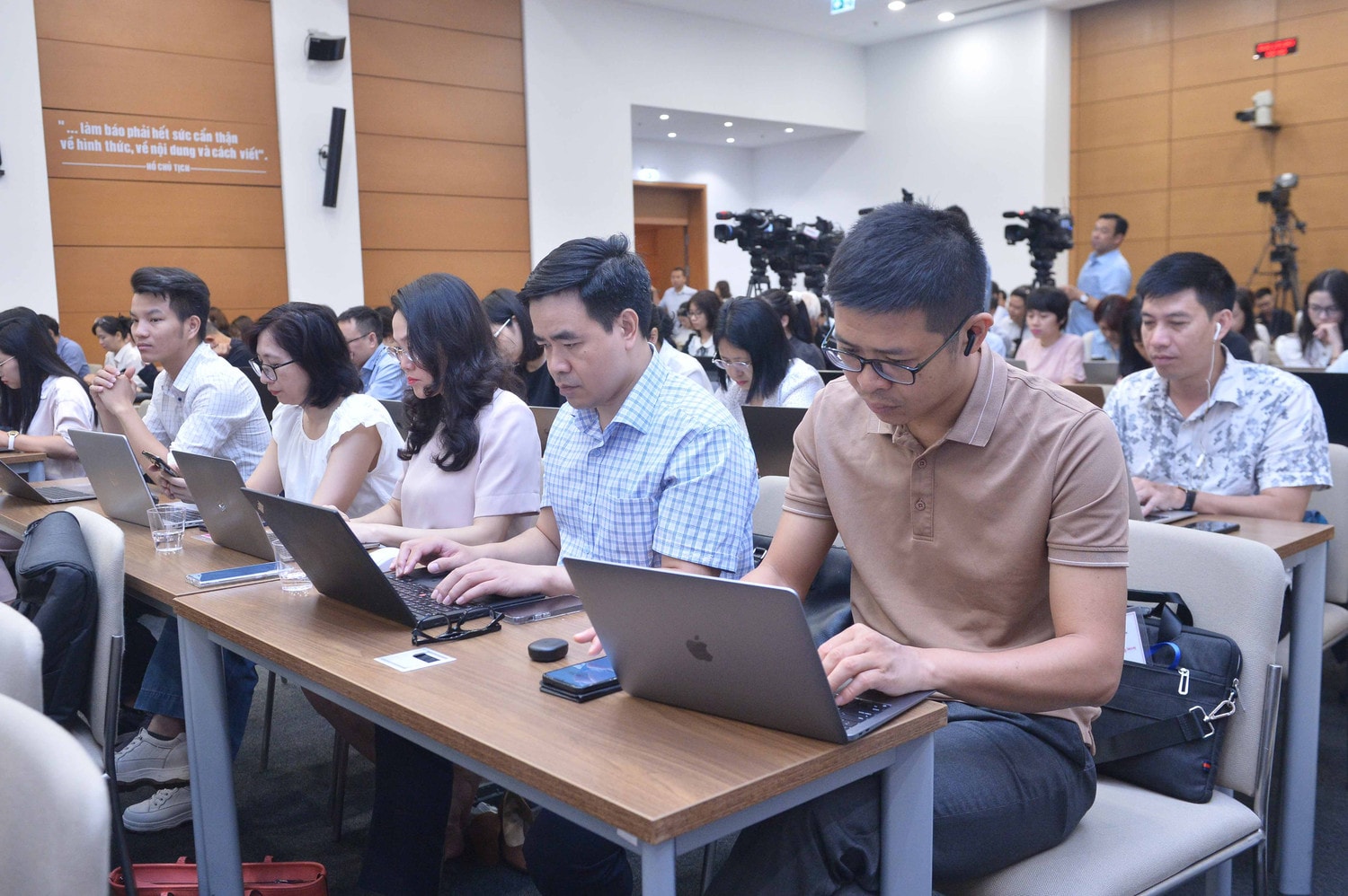 Tổng Thư ký Quốc hội, Chủ nhiệm Văn phòng Quốc hội Bùi Văn Cường chủ trì họp báo về dự kiến Chương trình Kỳ họp thứ Bảy, Quốc hội khóa XV -0