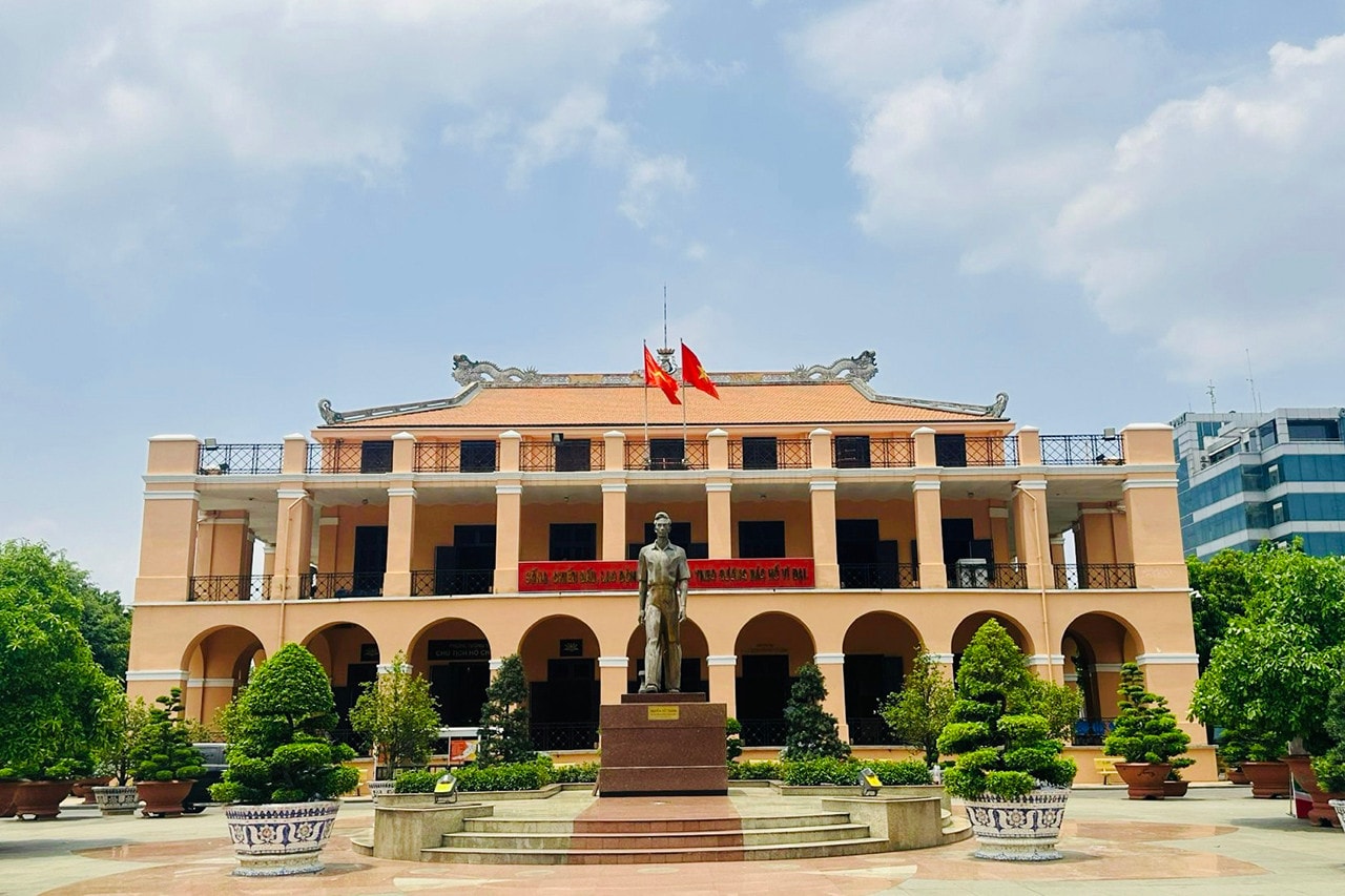 Hình ảnh Bác Hồ tại nơi Người ra đi tìm đường cứu nước -0